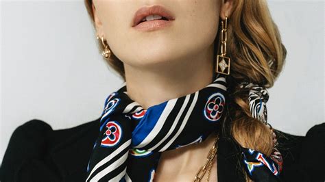 come si indossano accessori novità louis vuitton|9 modi di indossare con stile i foulard di seta .